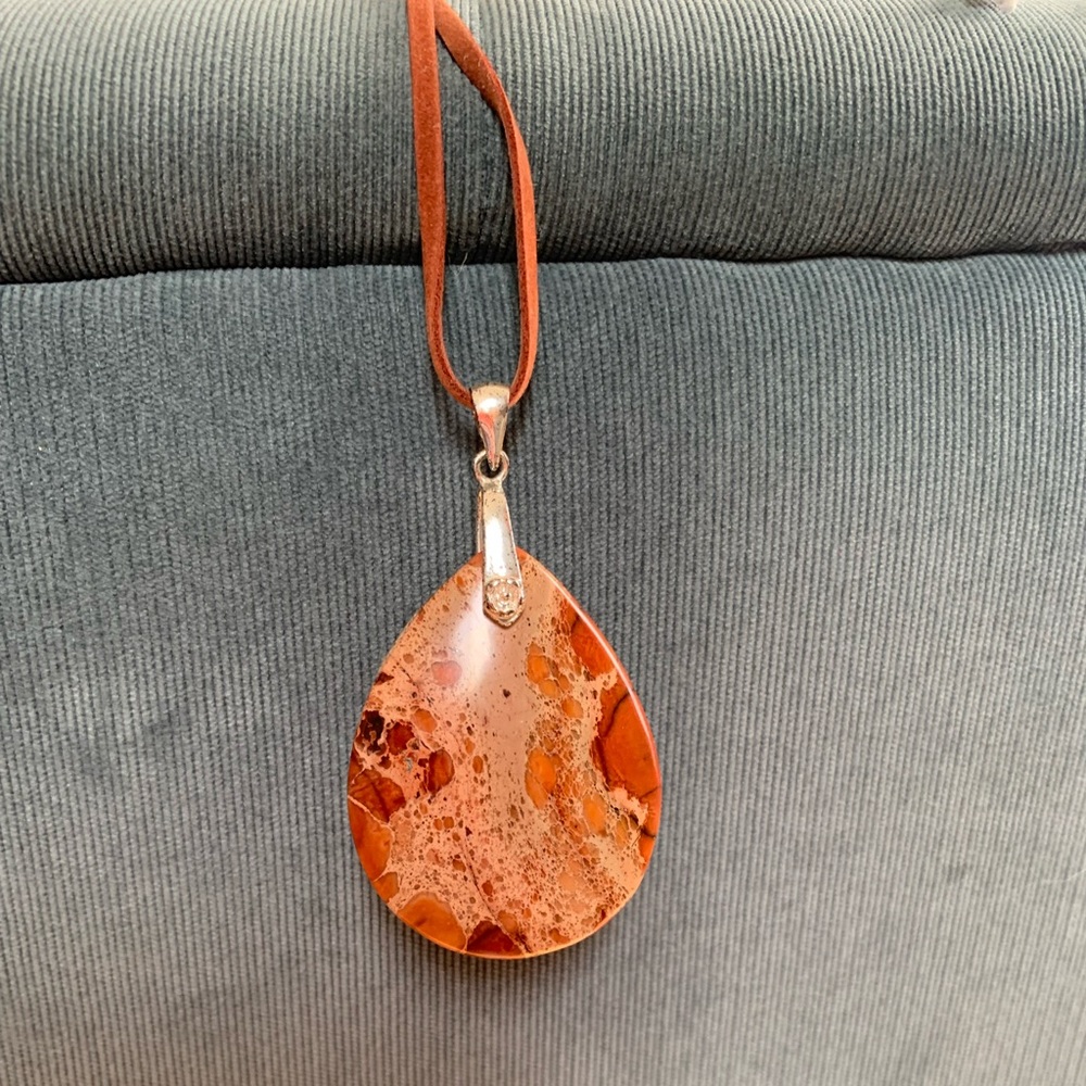 Natural Agate Pendant on flat suede necklace cord - like new.